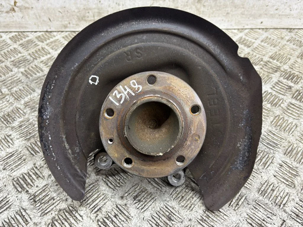 Rear wheel hub – right