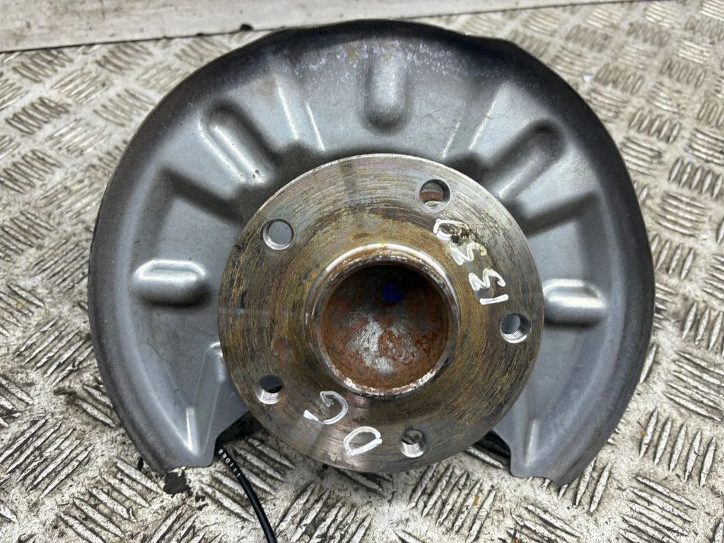 Rear wheel hub – right