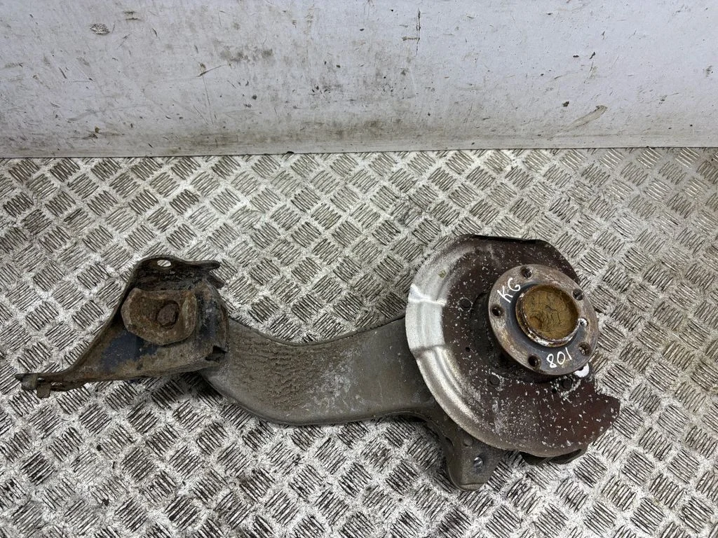 Rear wheel hub – left