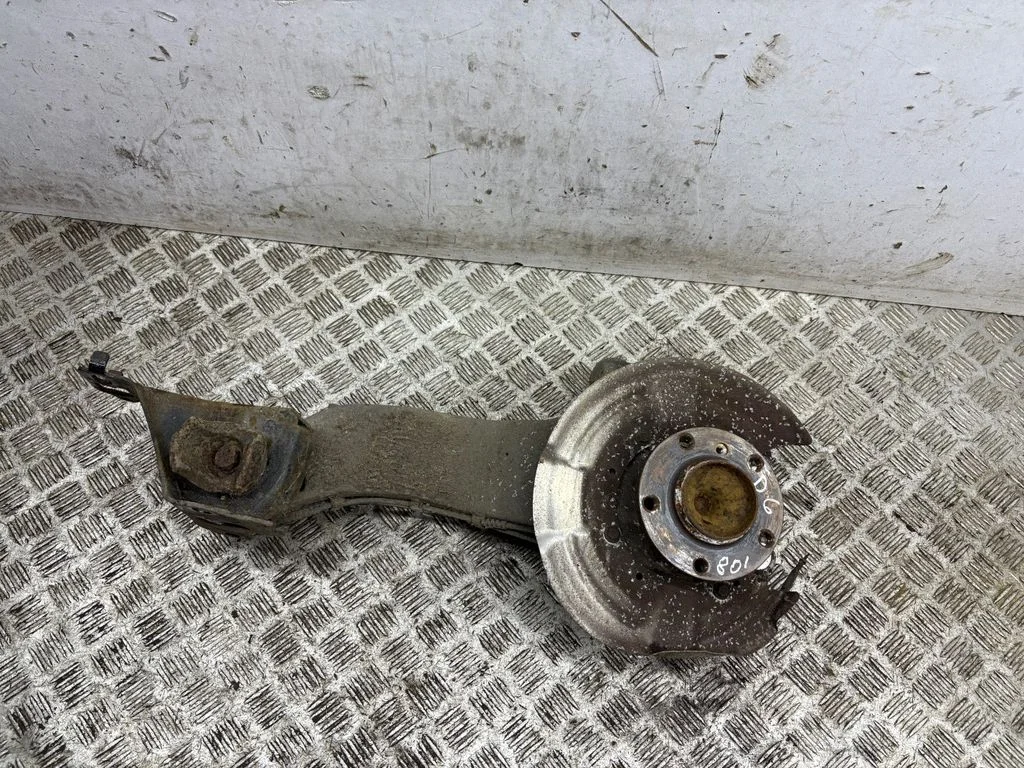 Rear wheel hub – right