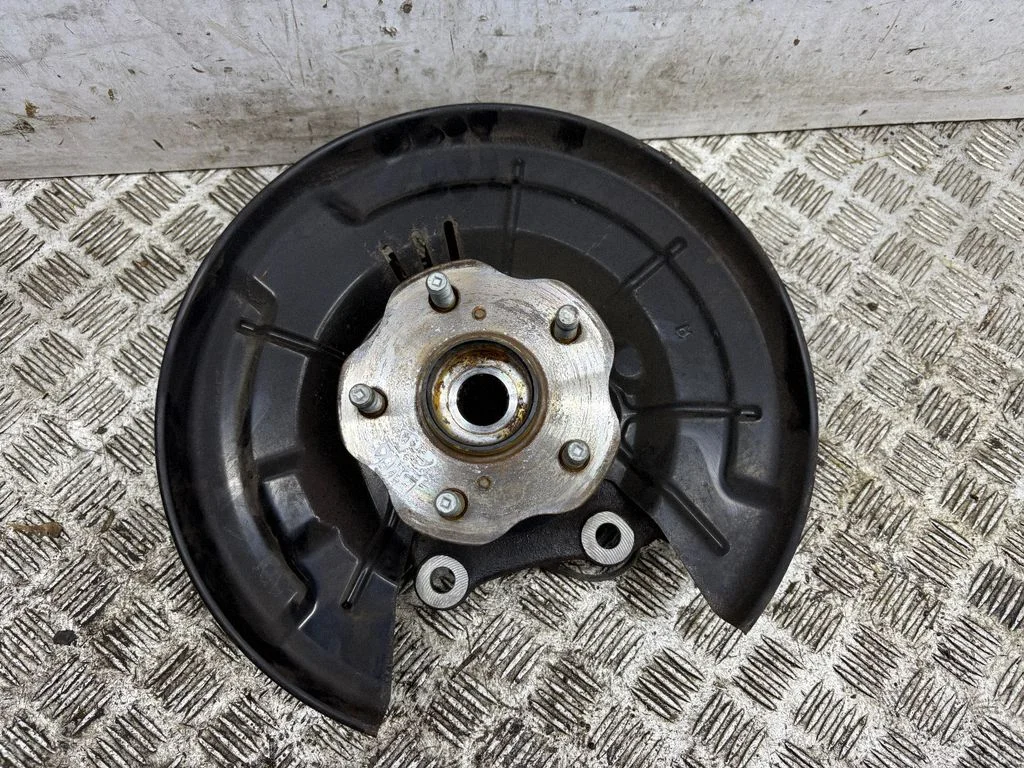 Rear wheel hub – right