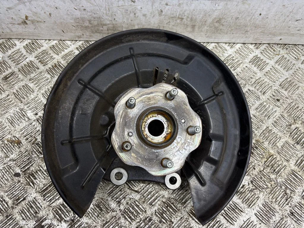 Rear wheel hub – left