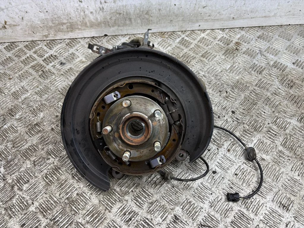 Rear wheel hub – right