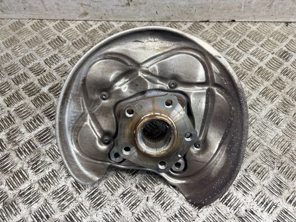 Rear wheel hub – left