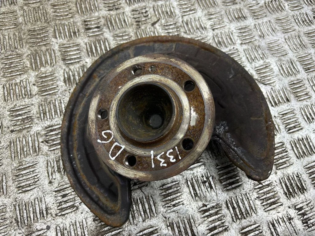Rear wheel hub – right