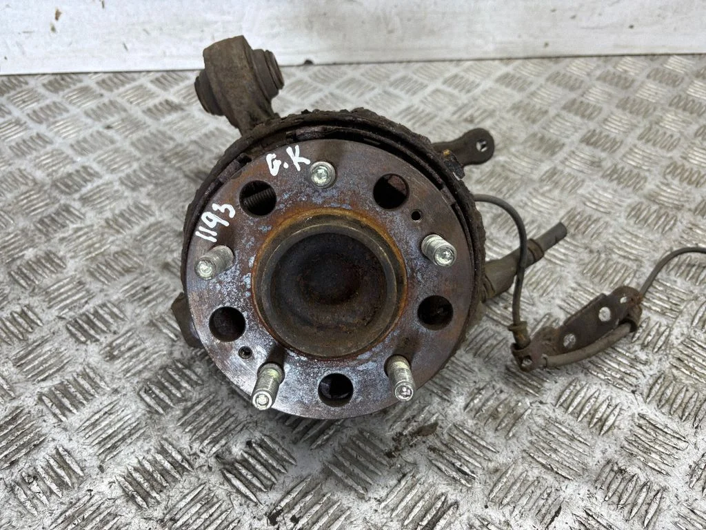 Rear wheel hub – left