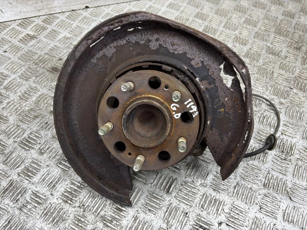 Rear wheel hub – right