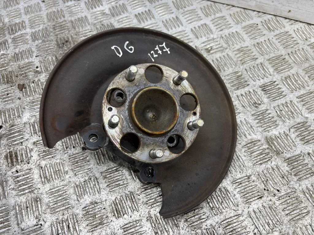 Rear wheel hub – right