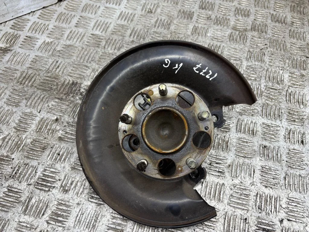 Rear wheel hub – left