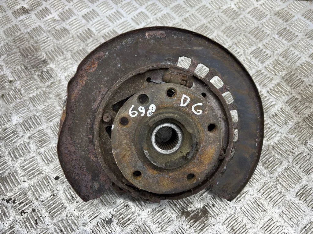 Rear wheel hub – right