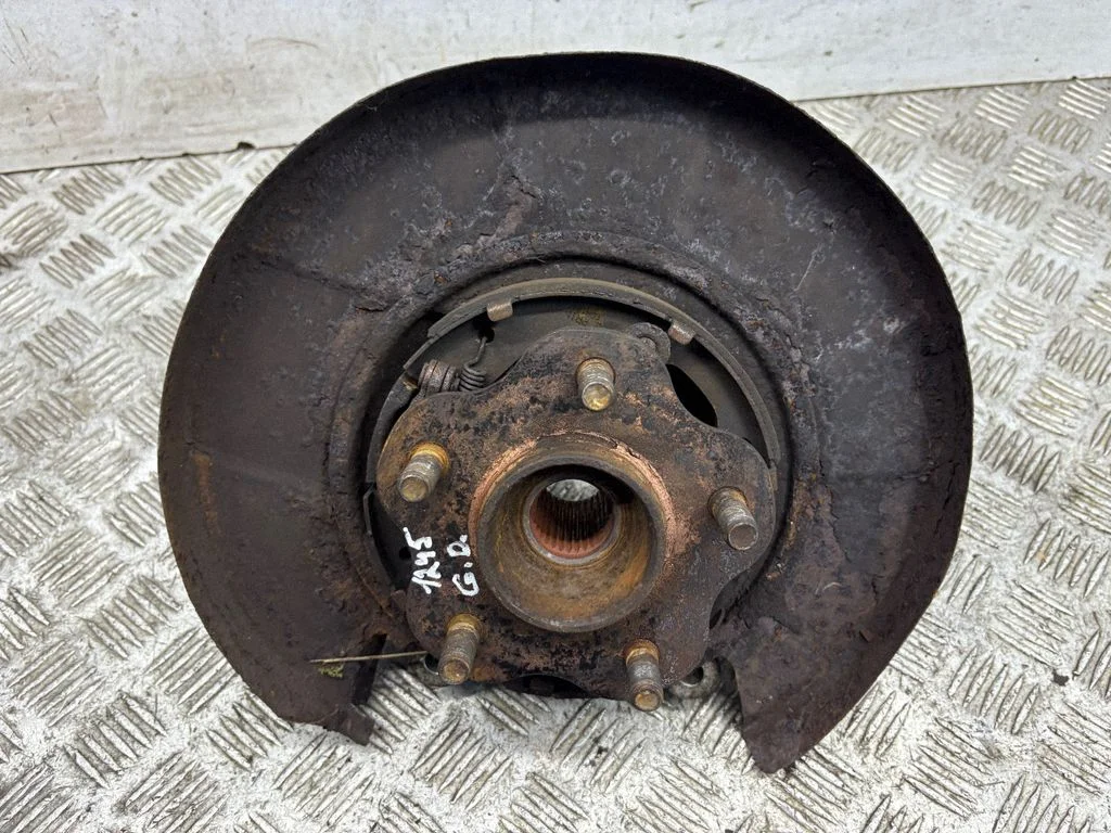 Rear wheel hub – right