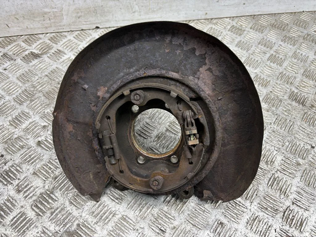 Rear wheel hub – left