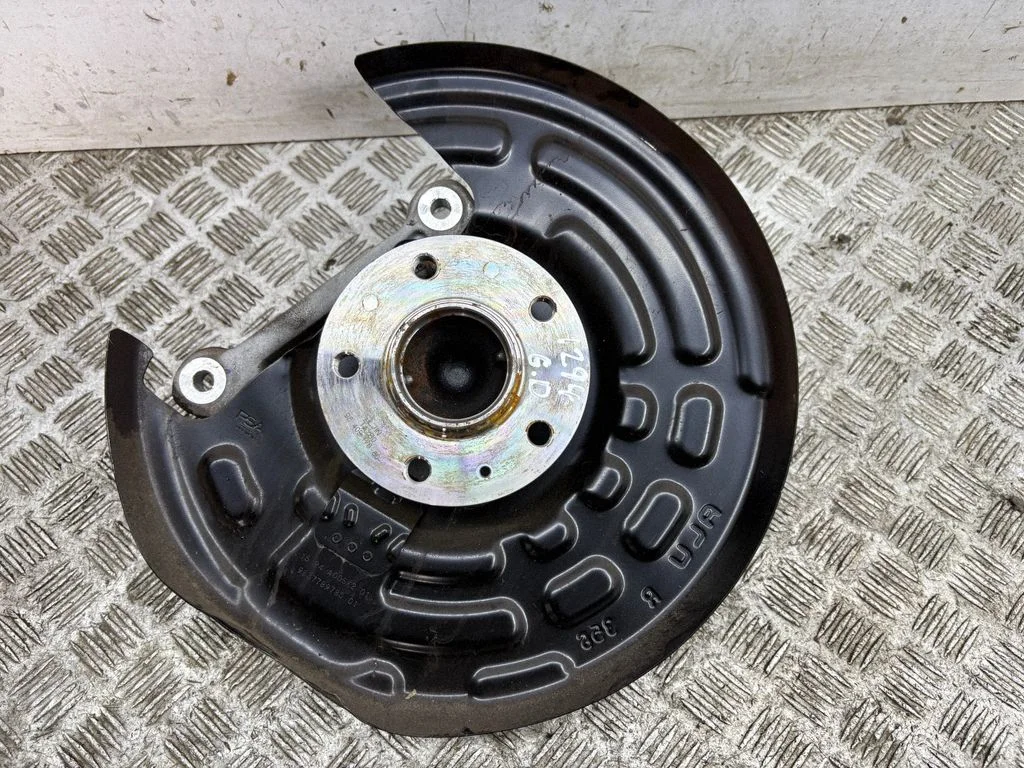 Rear wheel hub – right