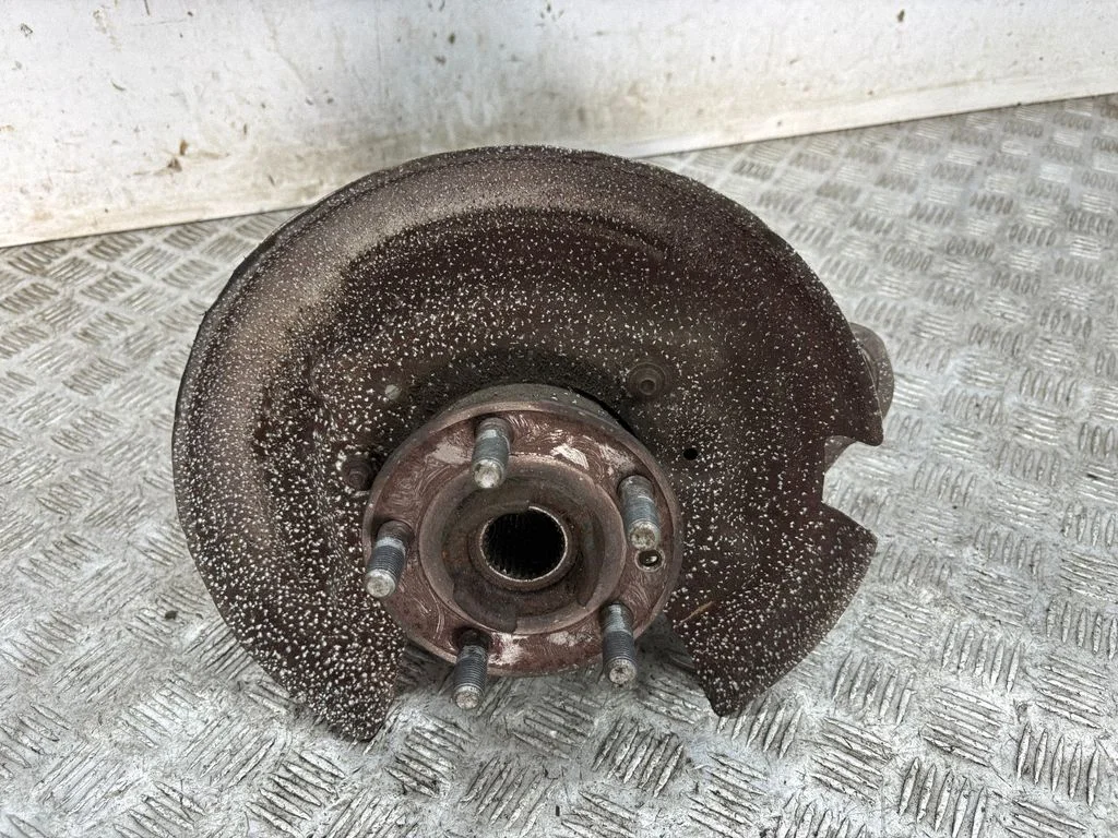 Rear wheel hub – right