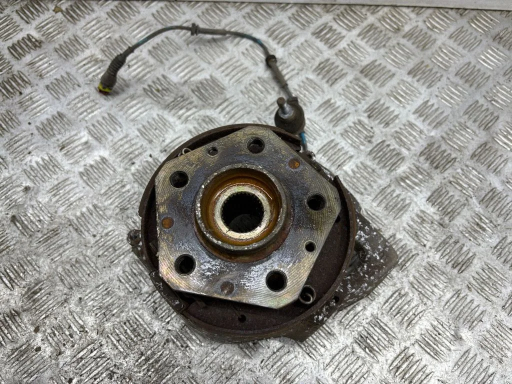 Rear wheel hub – right