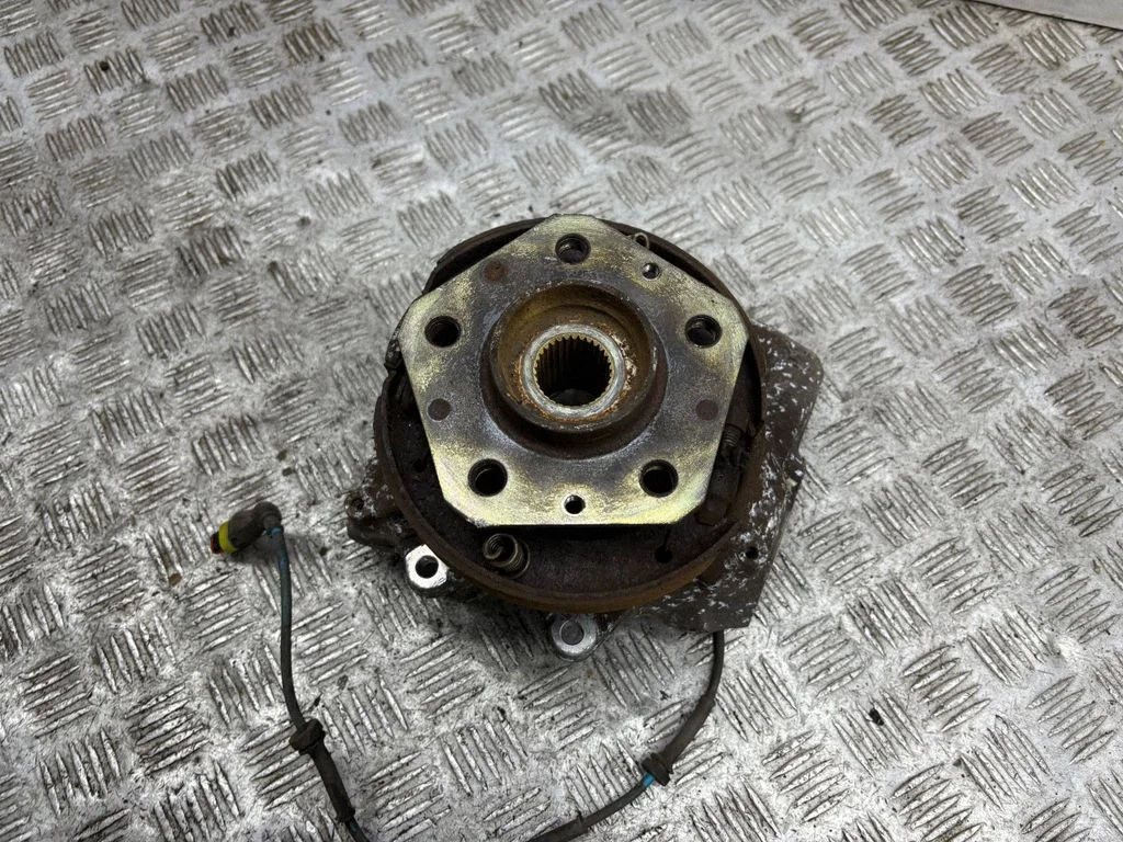 Rear wheel hub – left