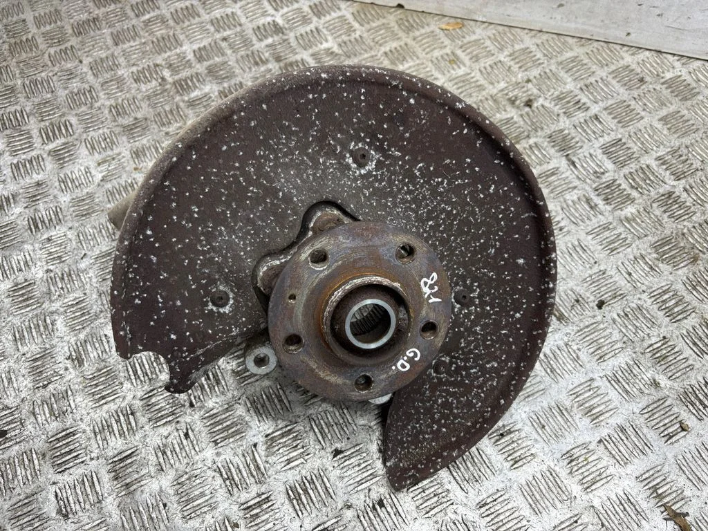 Rear wheel hub – right