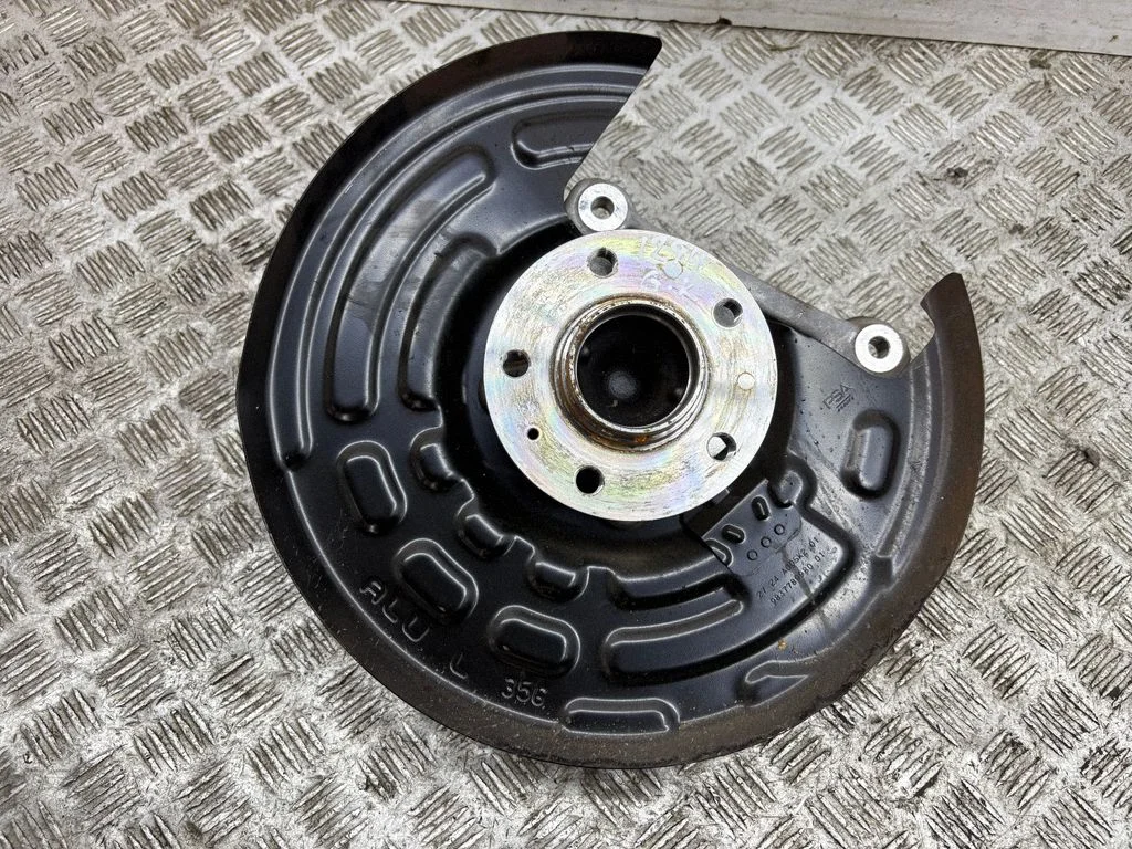 Rear wheel hub – left