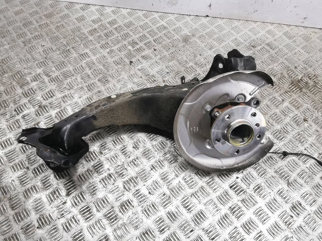 Rear wheel hub – right