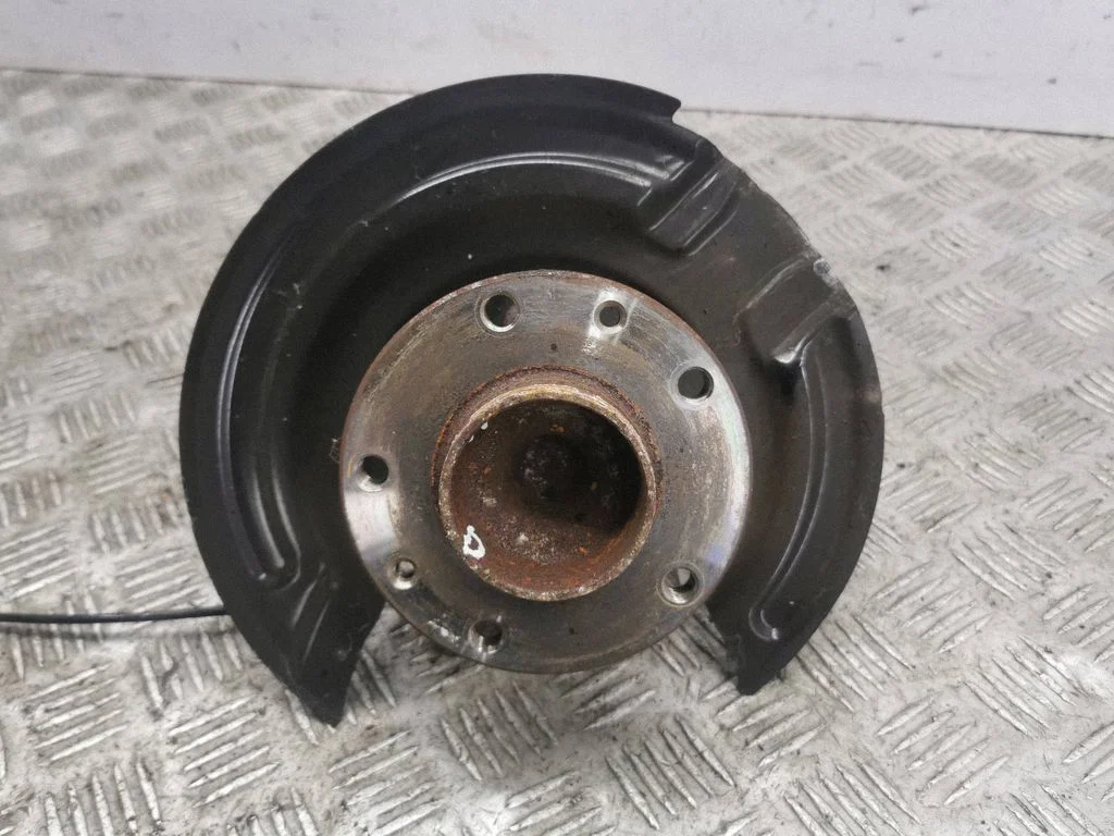 Rear wheel hub – right