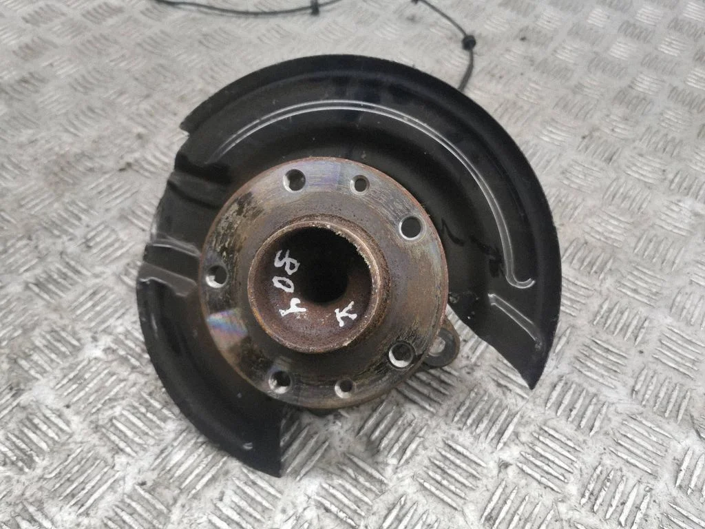 Rear wheel hub – left