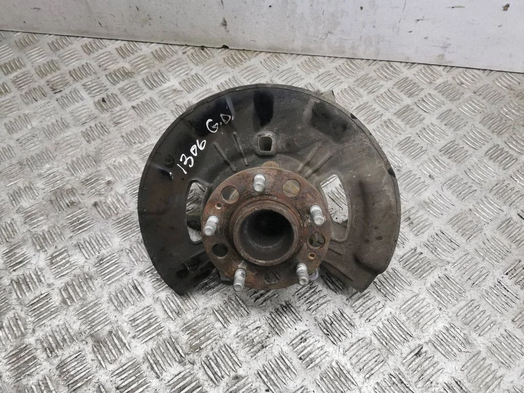 Rear wheel hub – right