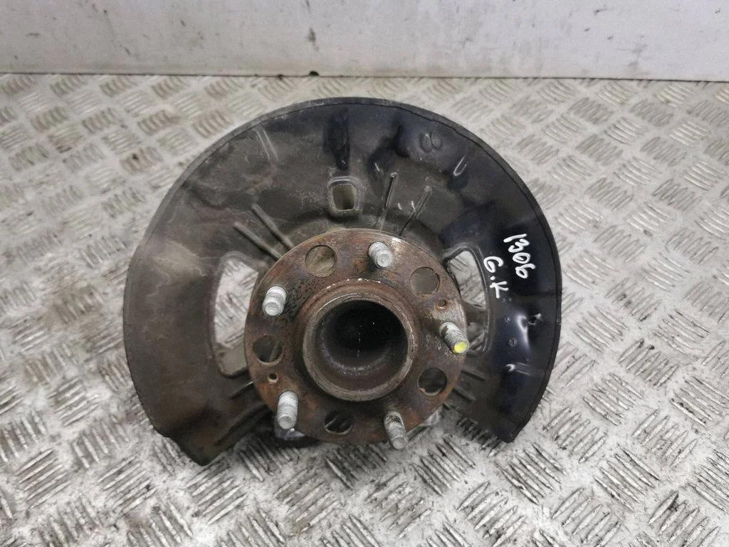 Rear wheel hub – left