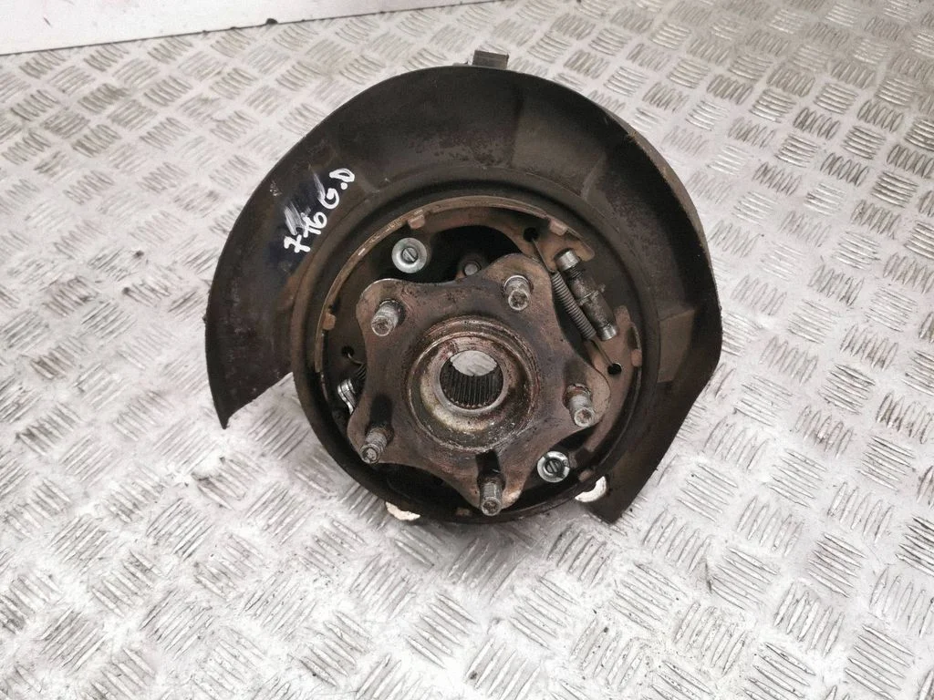 Rear wheel hub – right