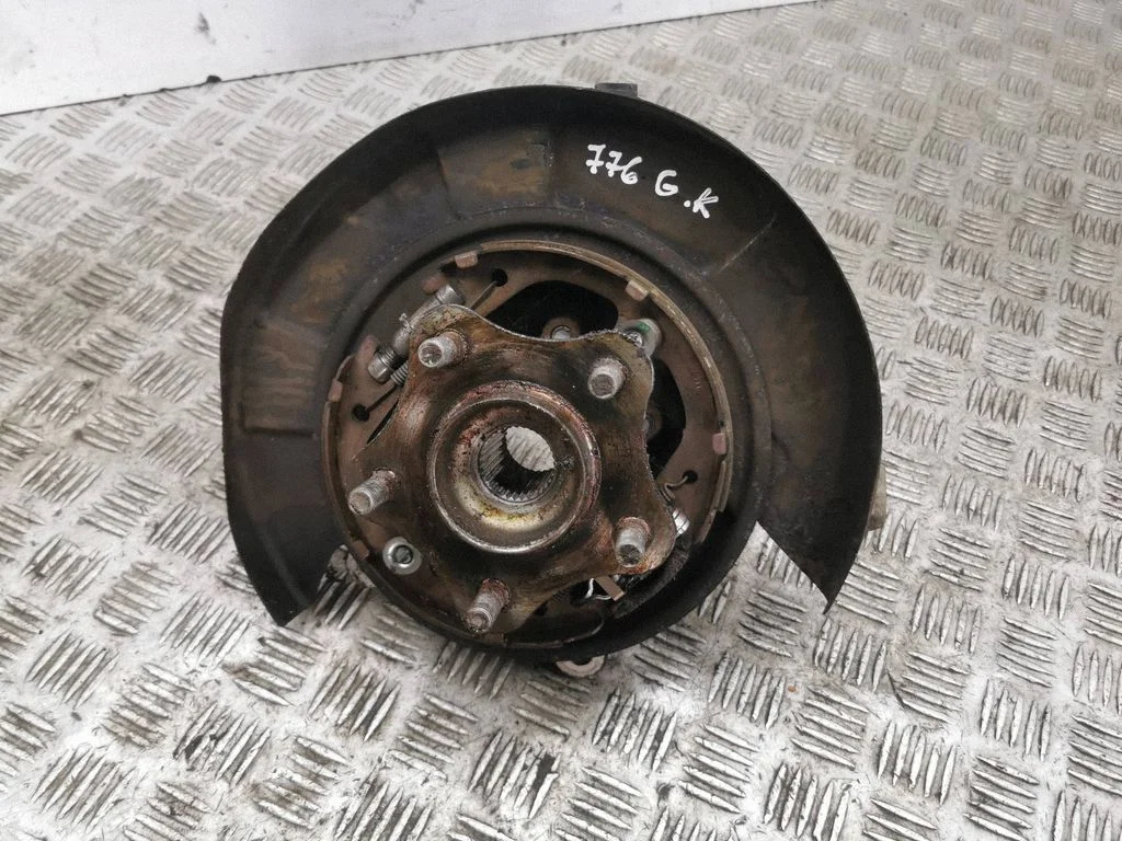 Rear wheel hub – left