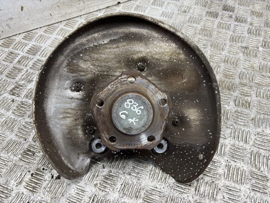 Rear wheel hub – left