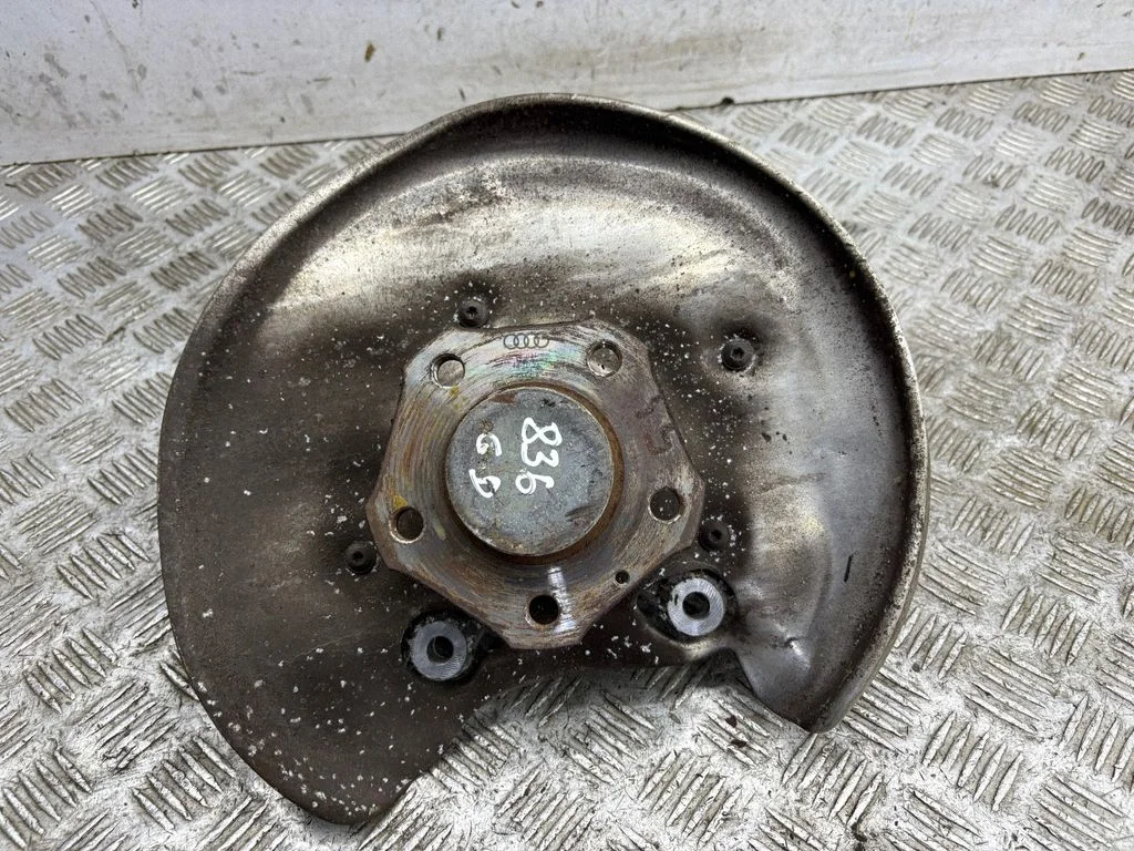 Rear wheel hub – right