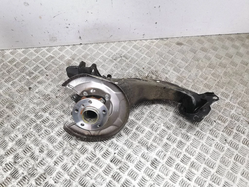 Rear wheel hub – left