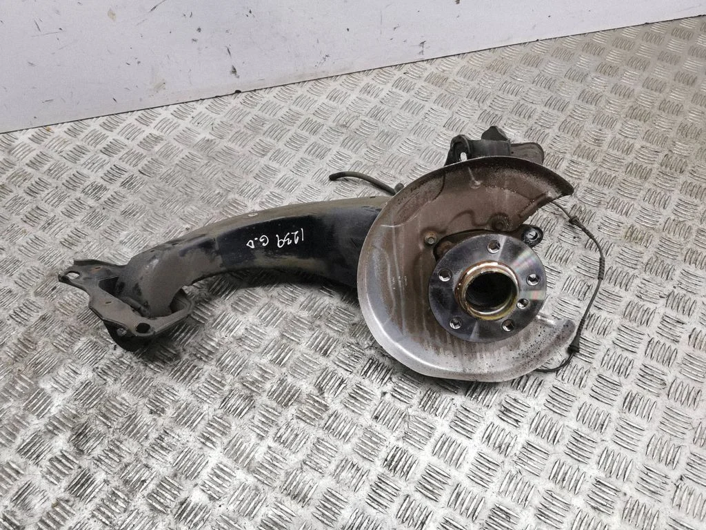 Rear wheel hub – right