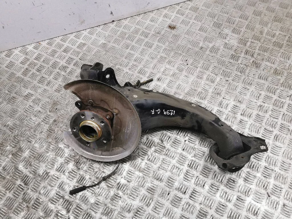 Rear wheel hub – left