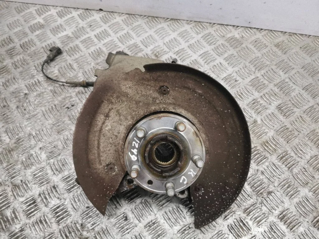 Rear wheel hub – left