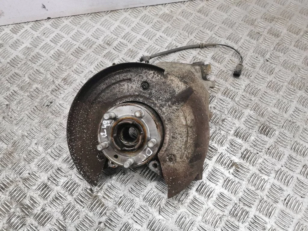 Rear wheel hub – right