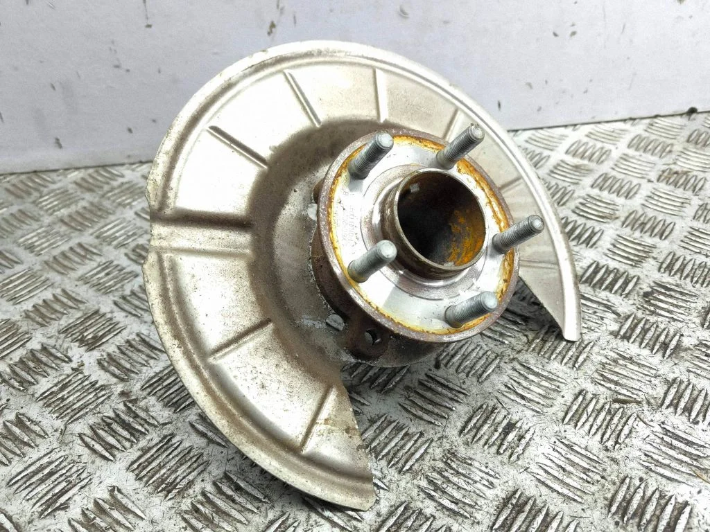 Rear wheel hub – left