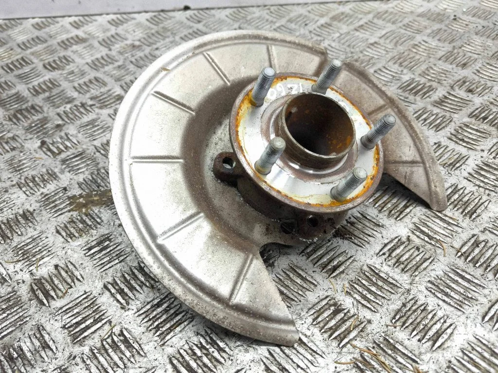 Rear wheel hub – right