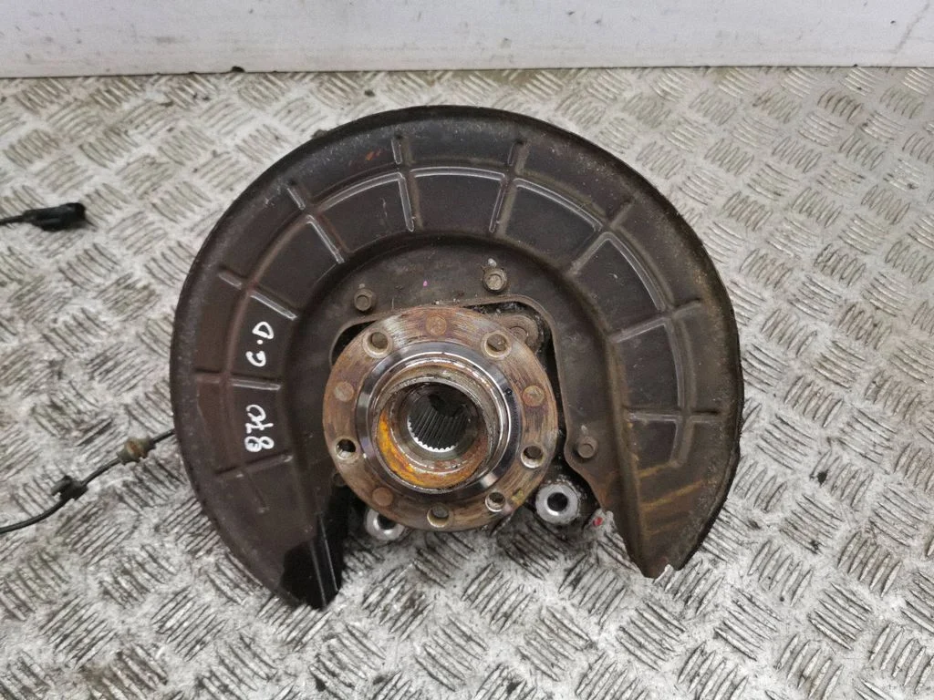Rear wheel hub – right