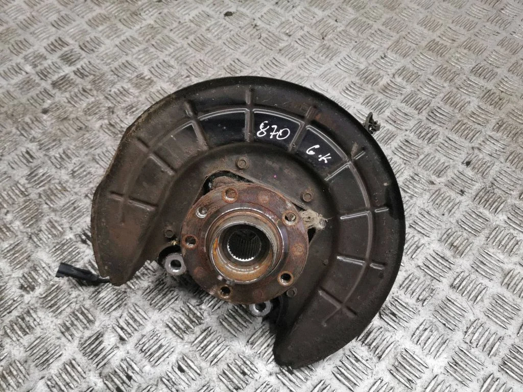 Rear wheel hub – left