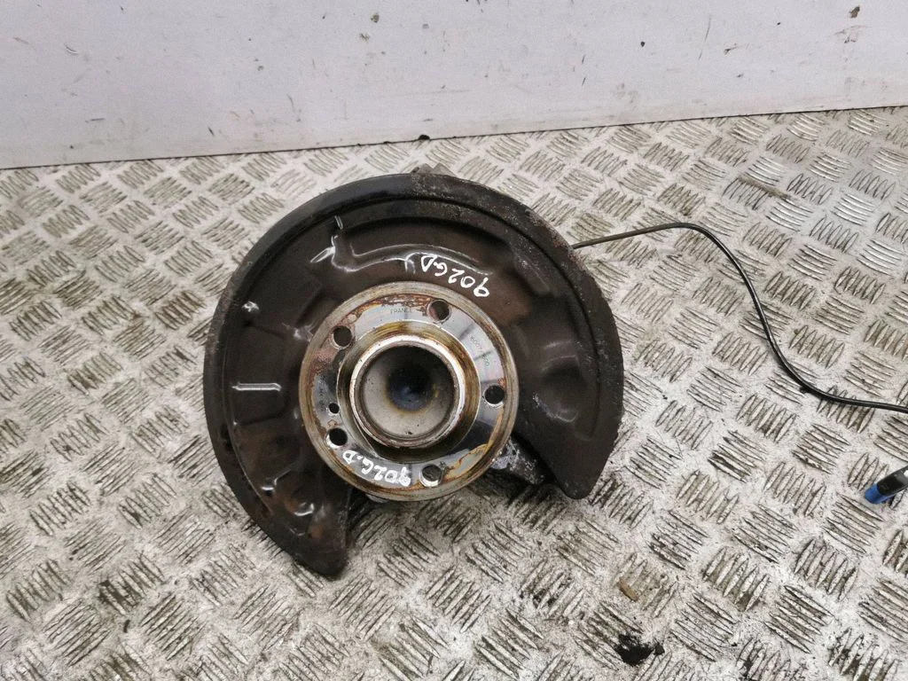 Rear wheel hub – right