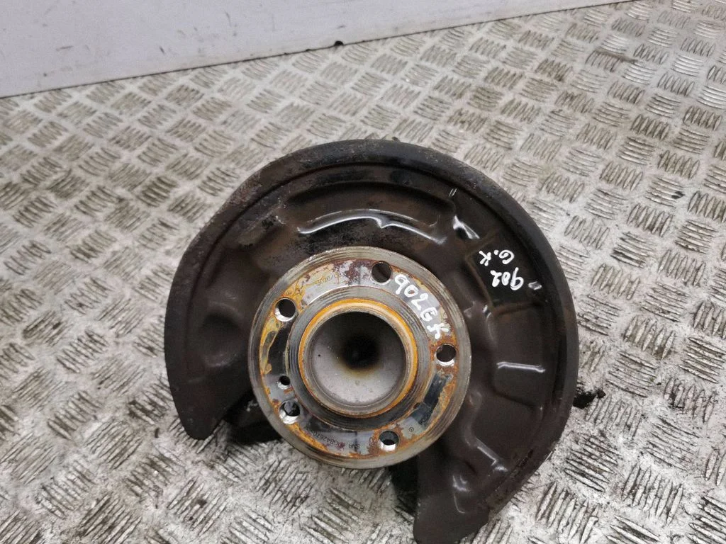 Rear wheel hub – left