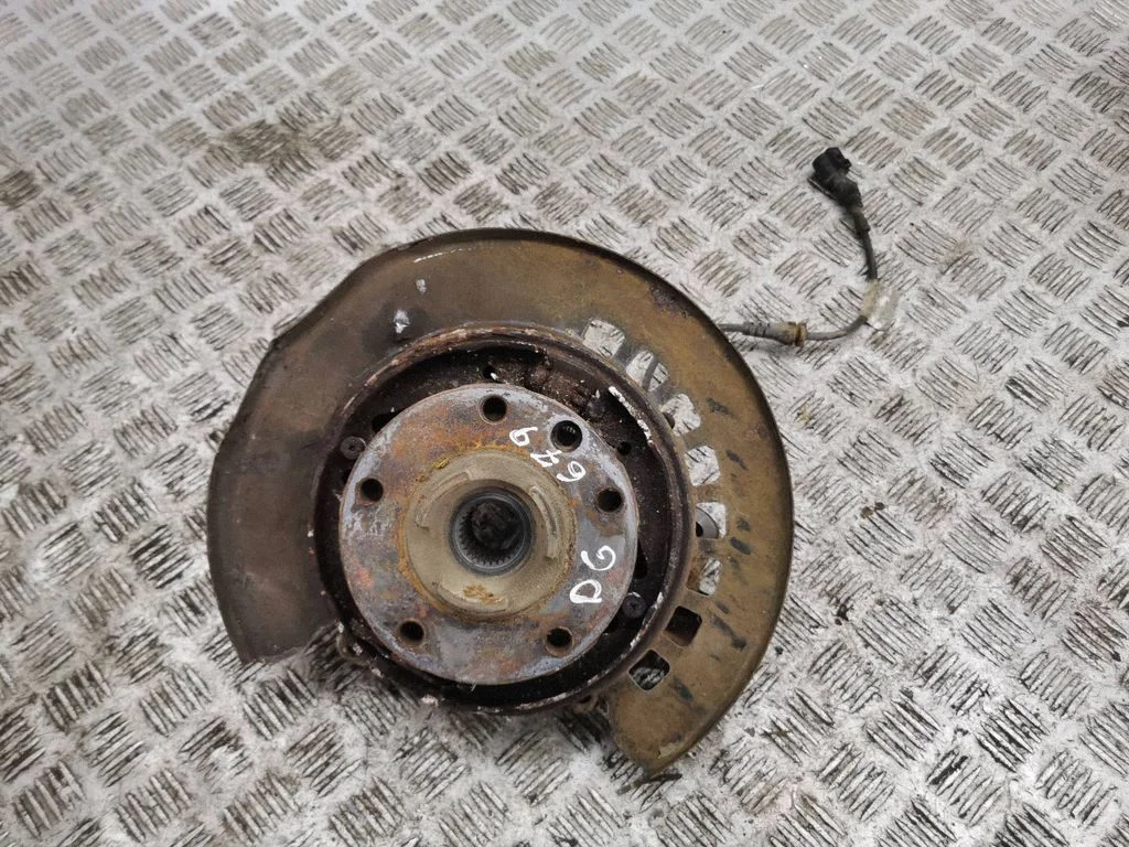 Rear wheel hub – right