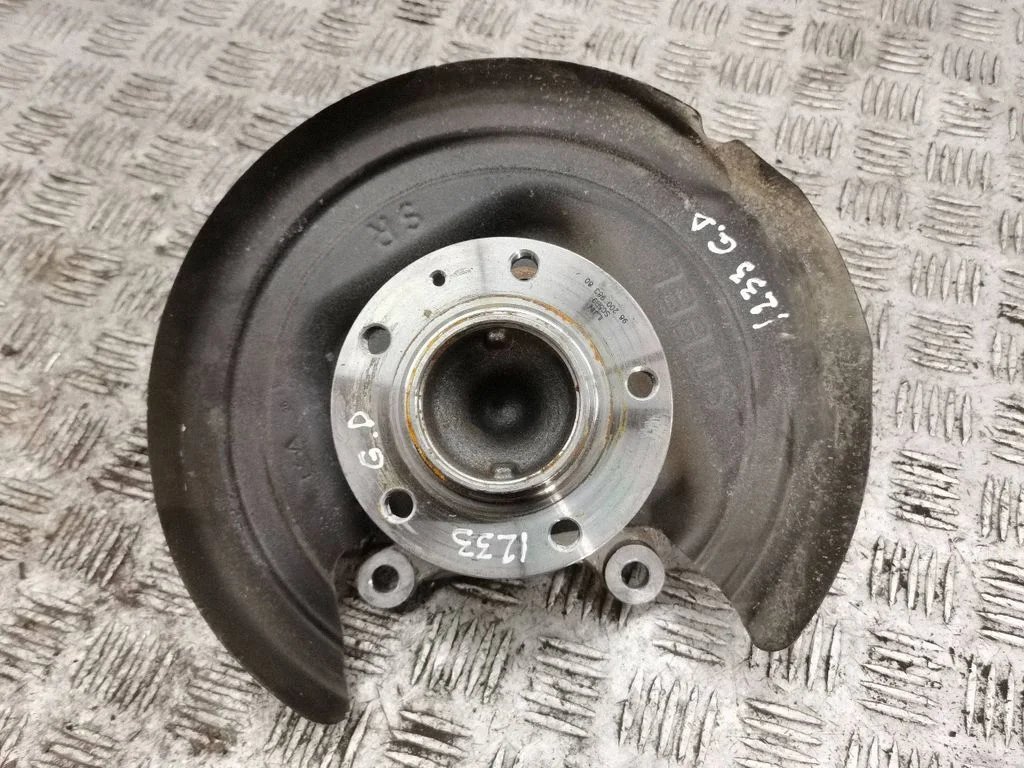 Rear wheel hub – right