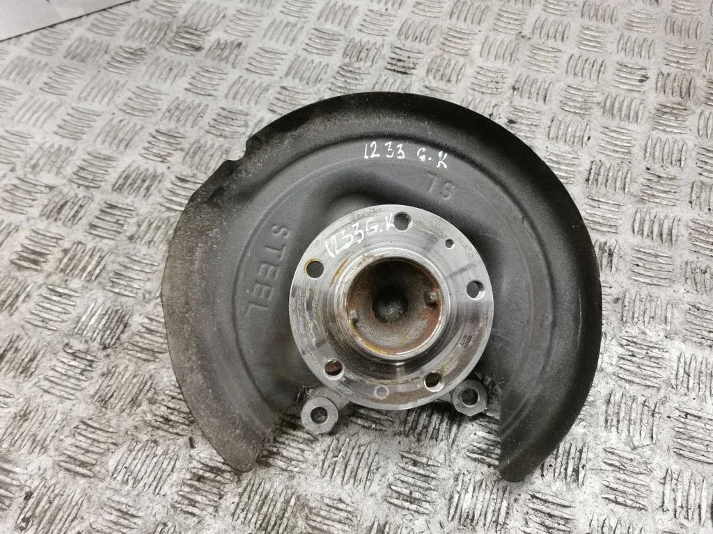 Rear wheel hub – left