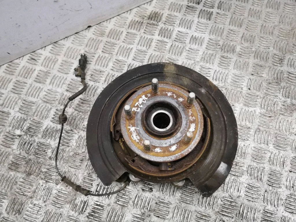 Rear wheel hub – left