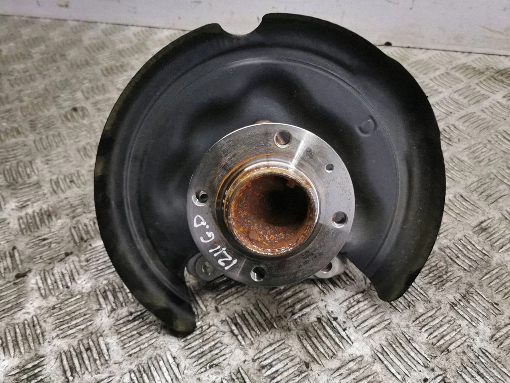 Rear wheel hub – right