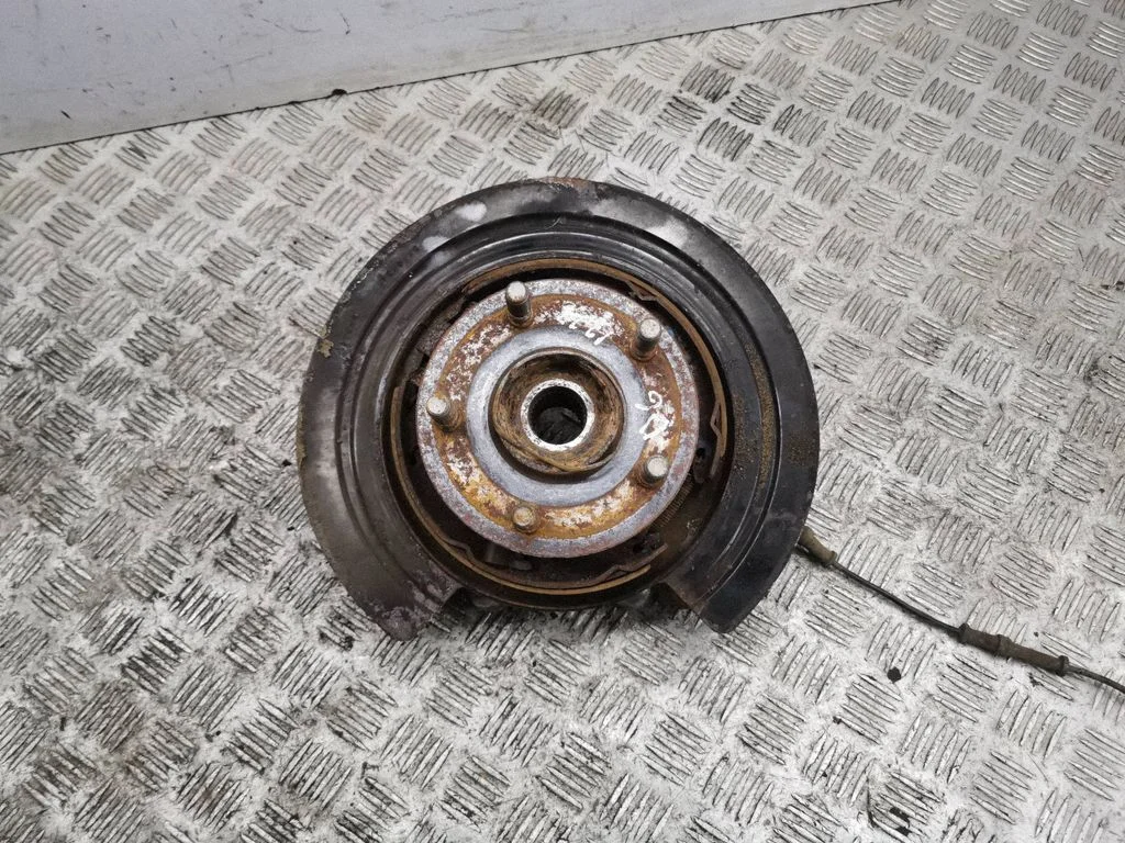 Rear wheel hub – right