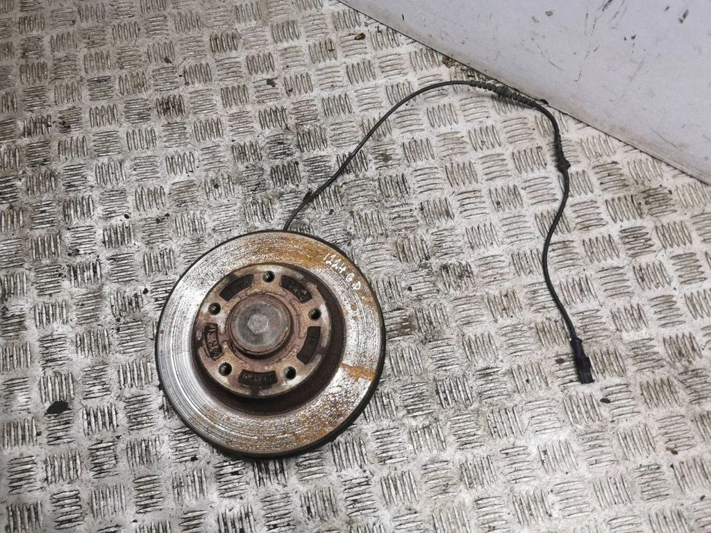 Rear wheel hub – right