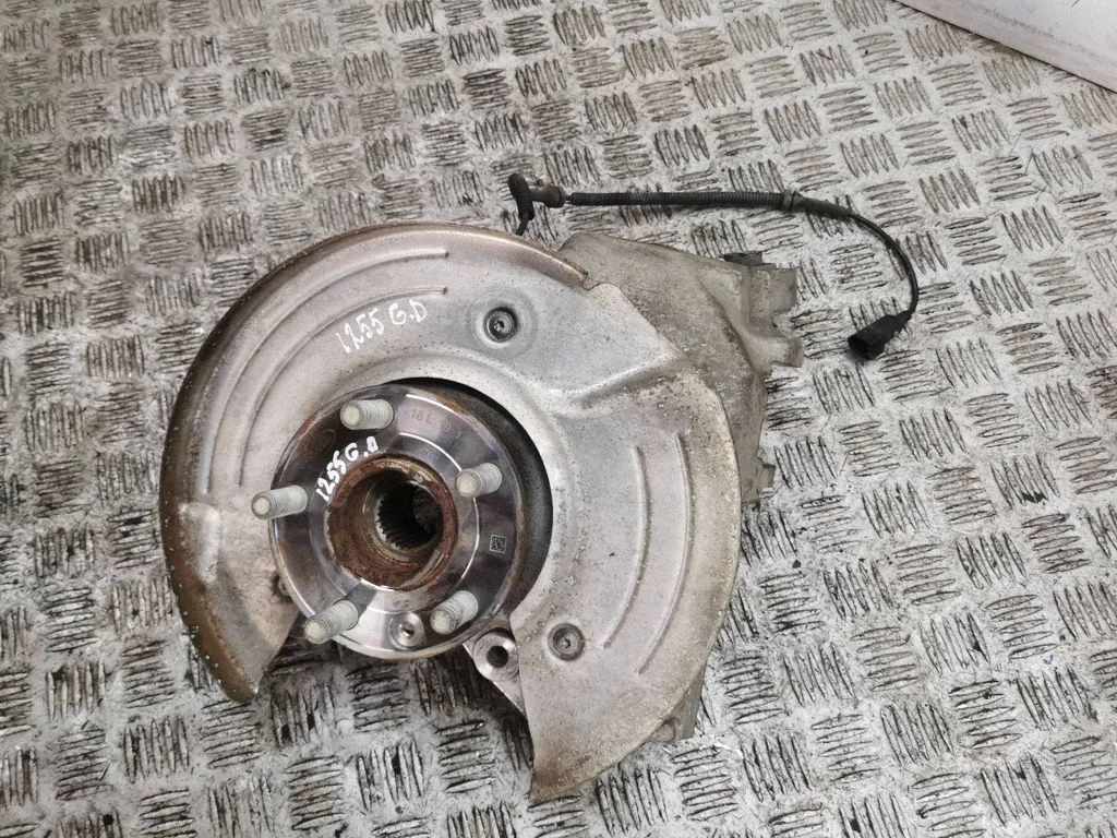 Rear wheel hub – right